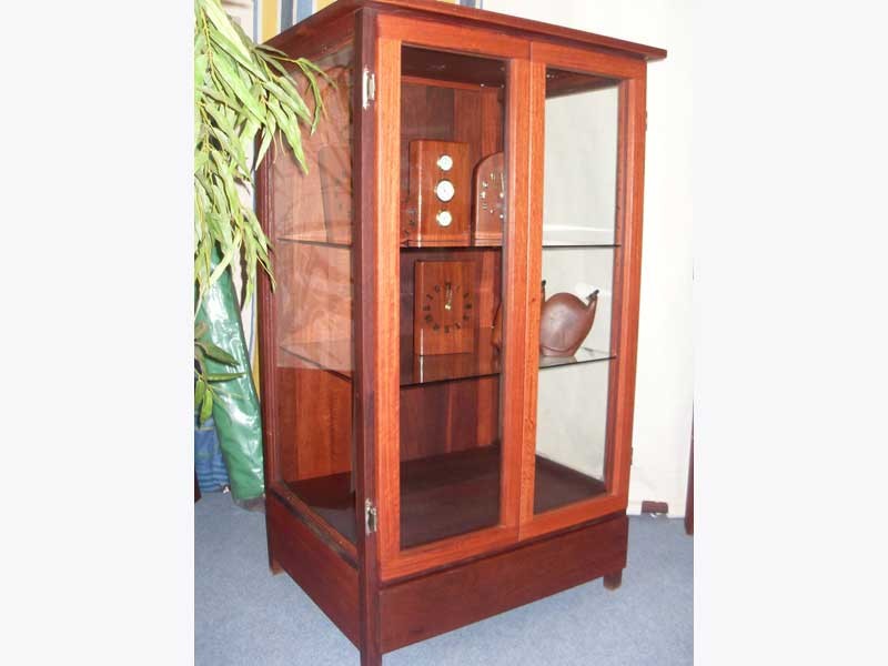 h01-02-Free-standing-display-case--with-glass-shelves